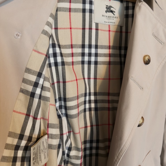BURBERRY TRENCH COAT MADE IN ENGLAND - Picture 6 of 11